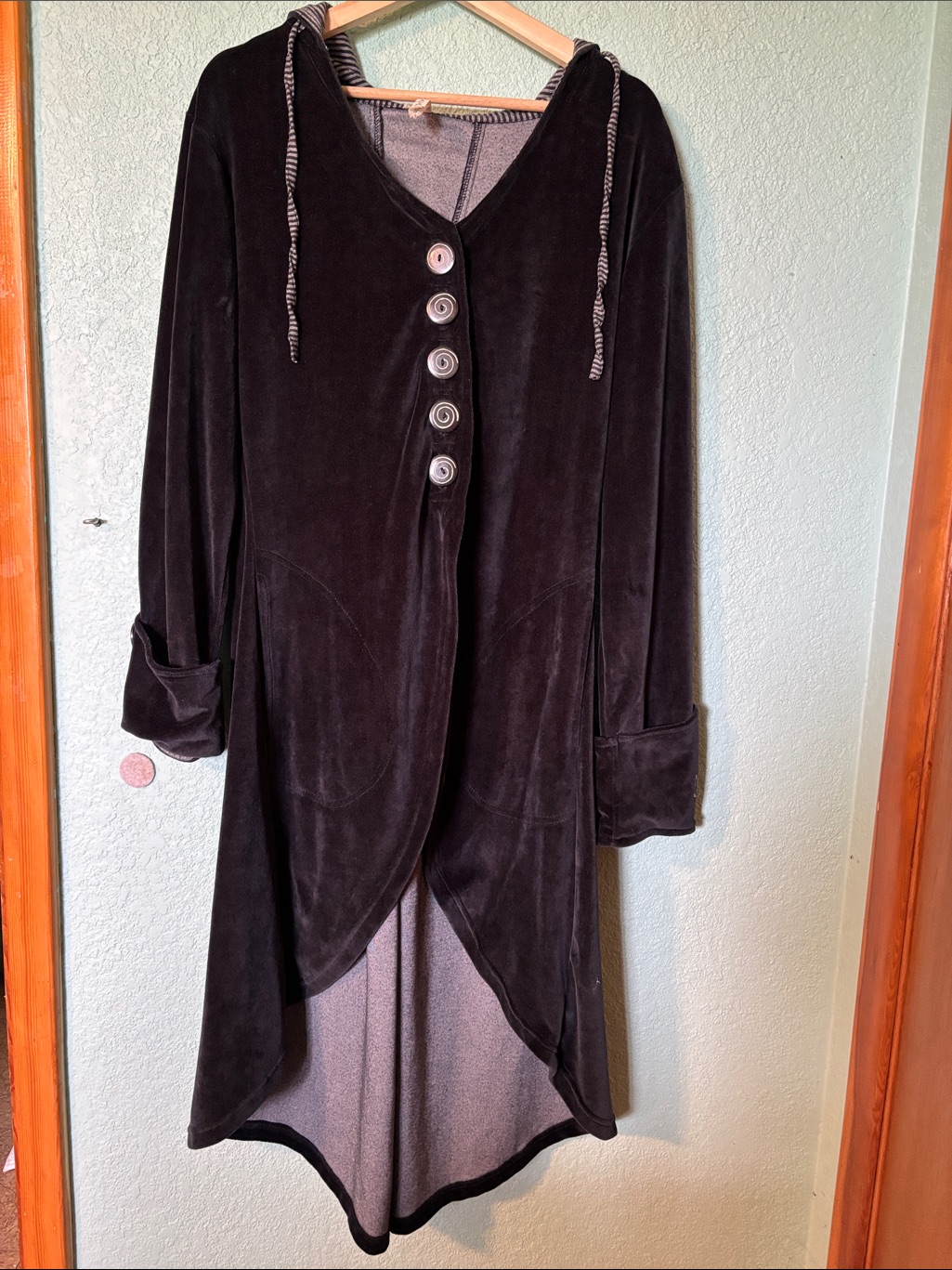Avatar Clothing Women’s Cloak Navy Velour With Hood + Pockets, Size L - Like New